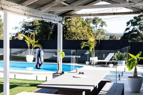 Mount Warrigal House | Casa Blanca-Lake side with pool