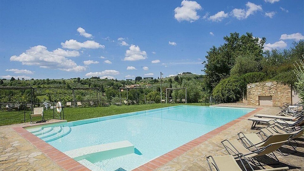 Grassina House | Casa Bonannia R: A bright three-story apartment in the characteristic style of the Tuscan countryside.