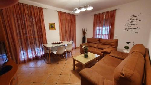 Punta Umbria House | Casa céntrica, 3 dormitorios, gran terraza, cerca de la playa