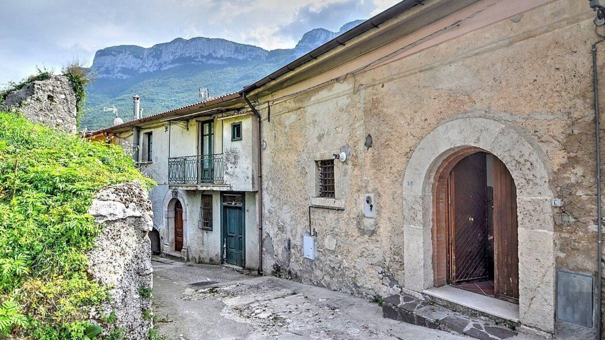 Sicignano degli Alburni House | Casa Candia: A characteristic and welcoming two-story independent house situated in the heart of the Cilento, Vallo di Diano and Alburni National Park.