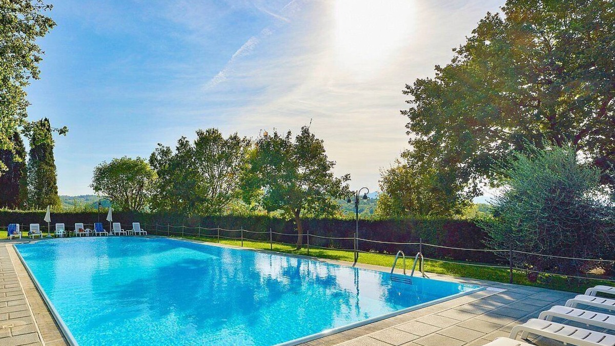 Popoltaio-Schiacciato House | Casa Caprifoglio F: A characteristic and welcoming apartment that is part of an ancient country house surrounded by the greenery, with Free WI-FI.
