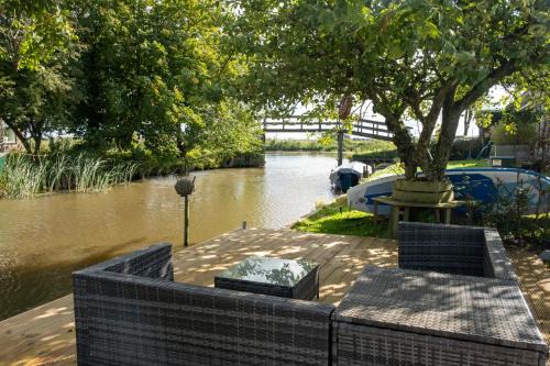 Wanswert House | Casa Caro, holiday home in Friesland next to water