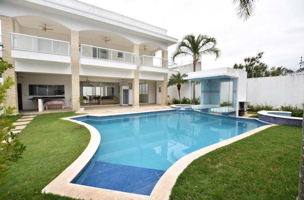 Jardim Virginia House | Casa com piscina a 150m da praia da Enseada