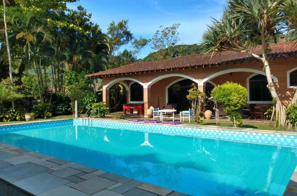Pereque House | Casa com piscina em condomínio fechado no Guarujá