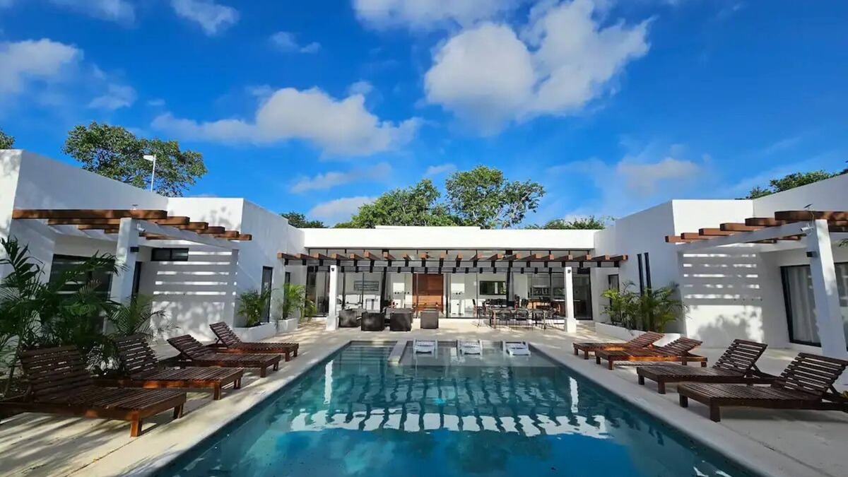 Xetna Villa | Casa Comoda: A bright, welcoming sprawling villa.nn