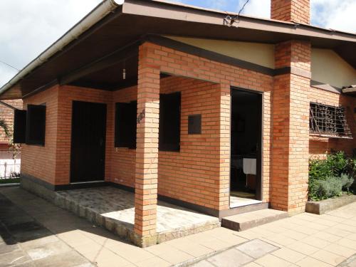 Cambara do Sul House | Casa Completa, 300m da Praça, Wi-Fi, 130m quadrados, 4 Camas de Casal, 4 Quartos, Até 11 Pessoas, Quintal com Vasta Área Verde, Varanda nos Fundos, Garagem Coberta 1 Carro, Estacionamento Interno 2 Carros, Churrasqueira, Fogão a Lenha