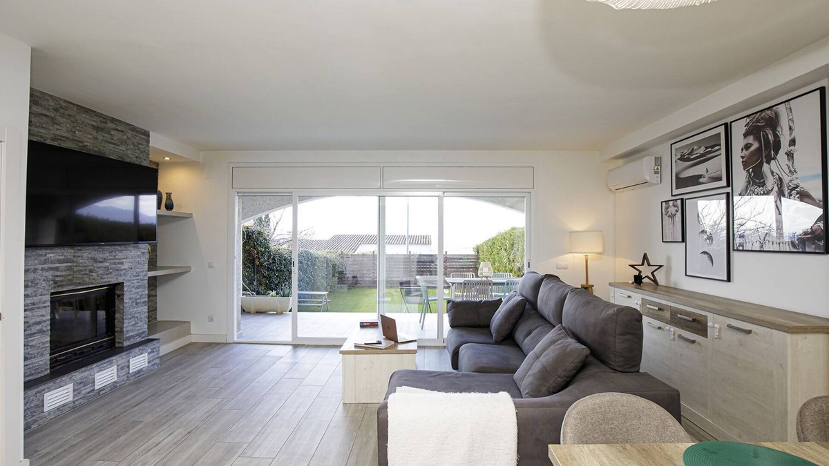 Montjuic House | Casa con Bonitas Vistas en Montjuic, Girona