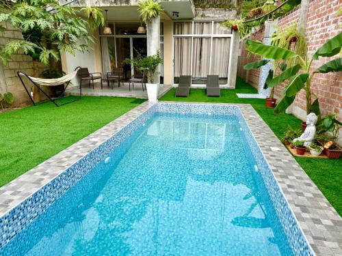 Luyando Villa | Casa con piscina en Tingo María