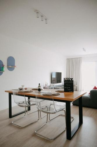 Mechelen Apartment | Casa Congé - Colorful Stay & Free Wine Bottle
