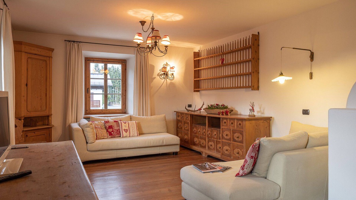 Cortina d'Ampezzo Apartment | Casa Da l'Oio with balcony and Dolomites view