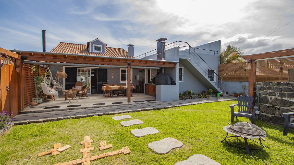 Sete Cidades House | Casa da Porta Amarela - Holiday Home in the Seven Cities