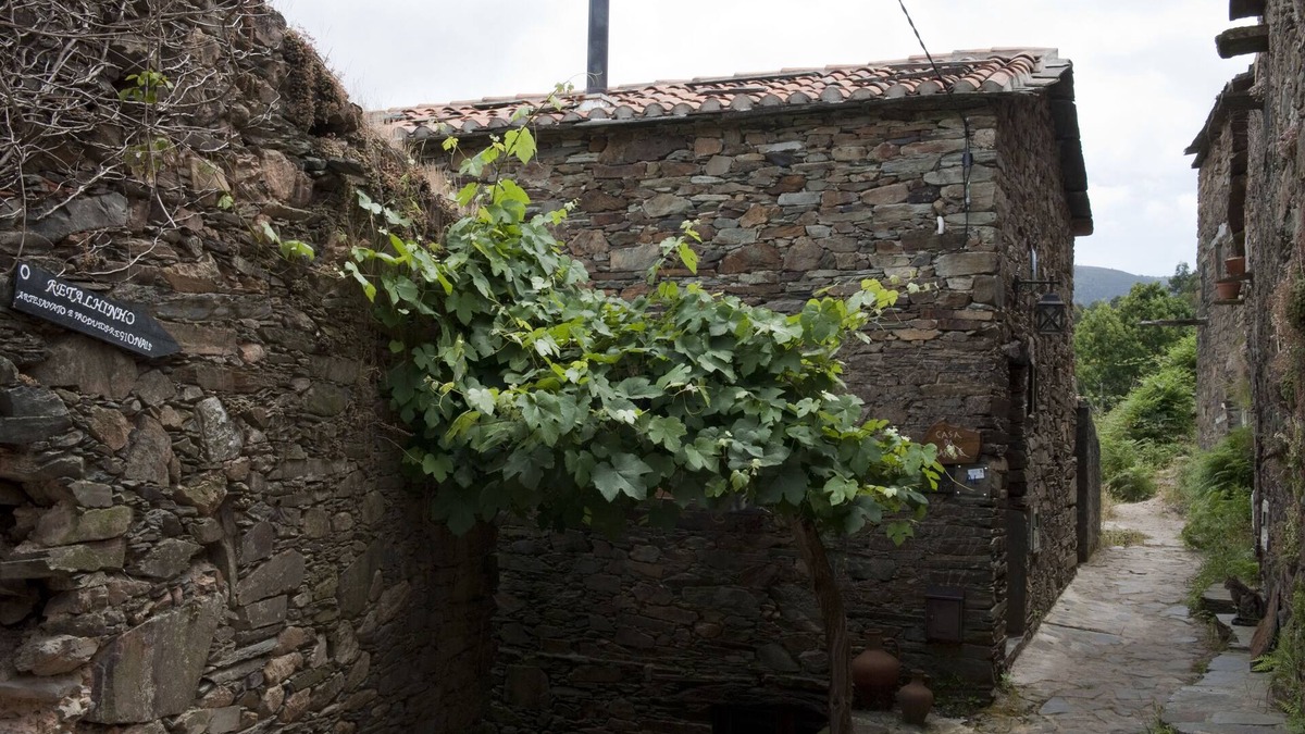 Lousa Cottage | Casa da Urze, charming cabin, especially for families and couples