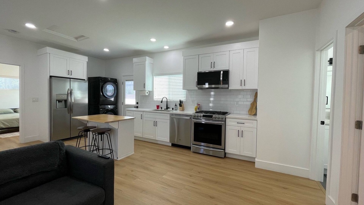 Fairhaven House | CASA DE COMFORT, Charming 2-bedroom house with AC, WiFi in Santa Ana