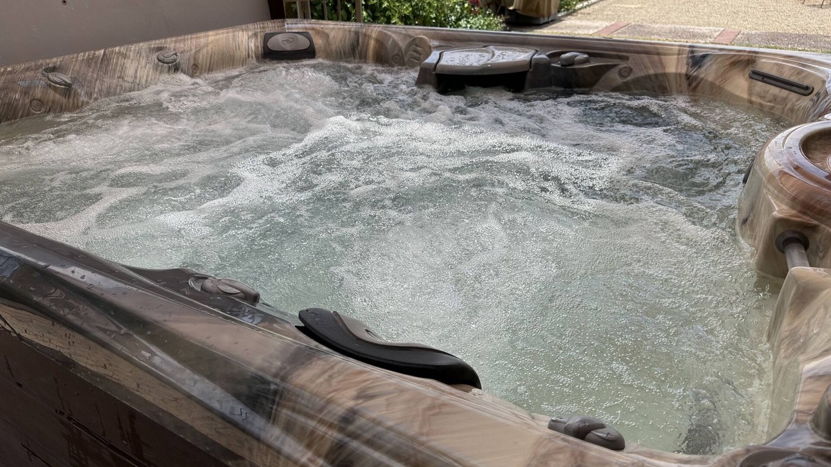 Las Cruces House | Casa de Flores 3 bdrm, 2 bath with covered hot tub