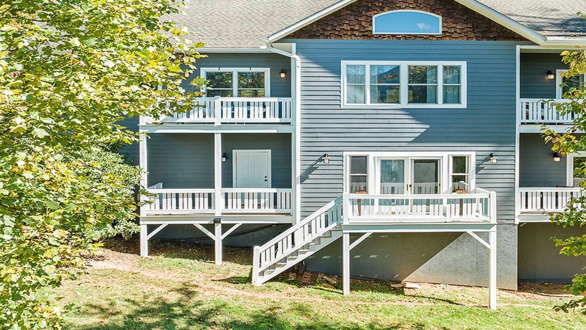 Lake Junaluska House | Casa De La Mijenta - Spacious 5-bedroom Modern Lodge in npeaceful Lake Junaluska