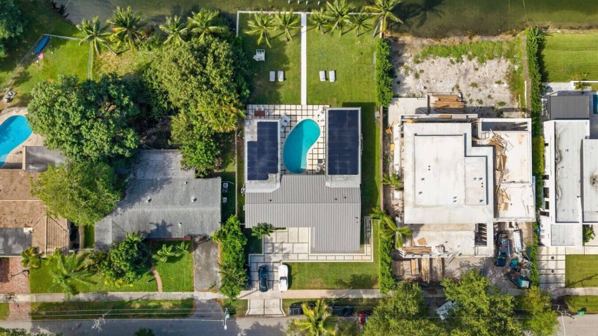 North Miami Beach Apartment | Casa de Lago waterfront home