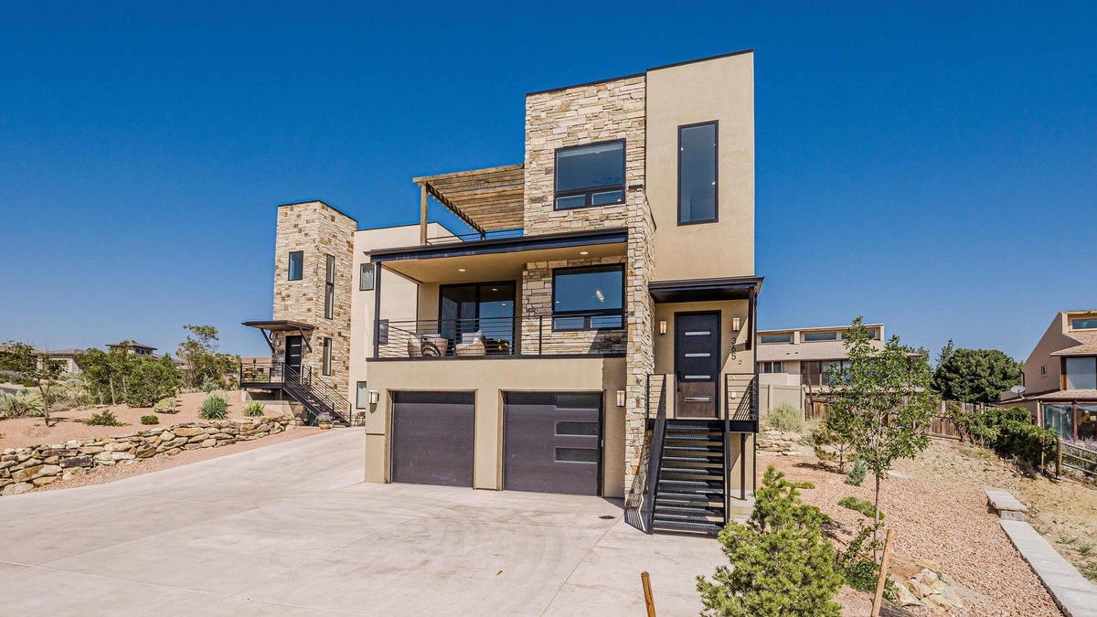 The Ridges House | Casa de Luz: Modern Retreat with Epic Vistas