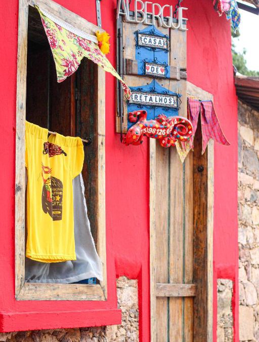Igatu Hostel | CASA DE RETALHOS Boutique Albergue, casaril histórico, com 5 suítes individuais e cozinha coletiva, no coração da vila de Igatu-Ba, que preserva fortes traços culturais da época do garimpo, venha viver uma experiência única!