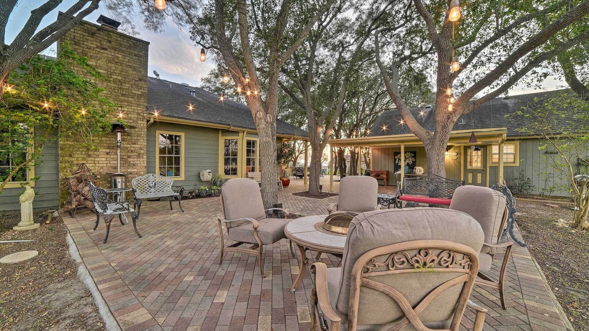 Corpus Christi Cottage | Casa de Samuel - Patio, Fountain & Outdoor Kitchen