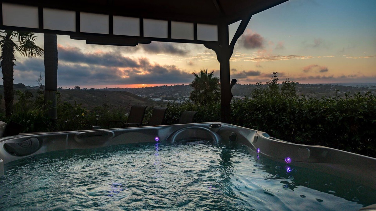 Henie Hills Bed & Breakfast | * Casa de Skyline *
