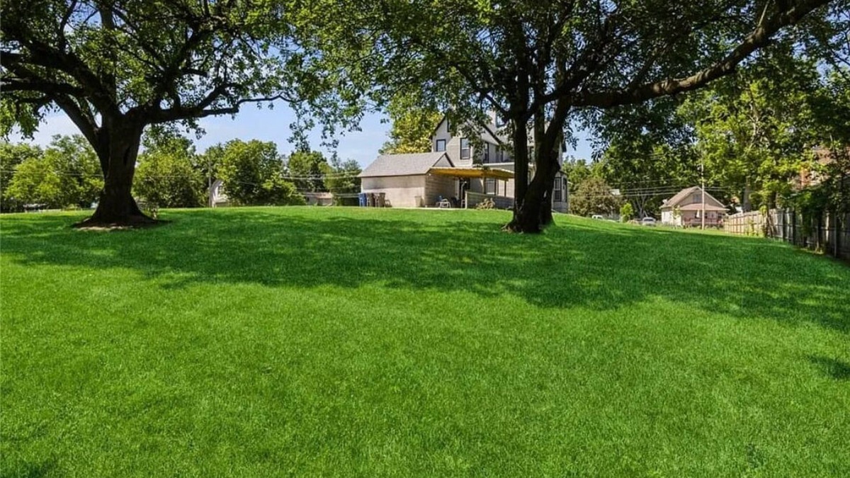 Des Moines House | Casa Dean sleeps 20 close to Fairgrounds and Downtown Des Moines