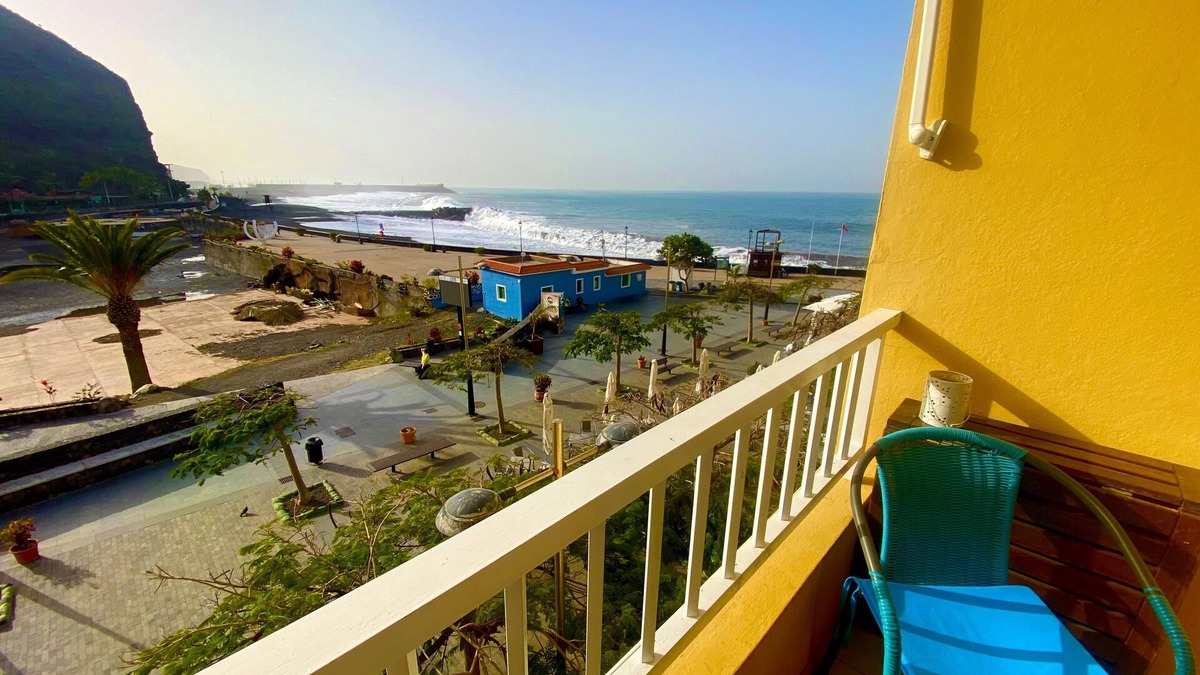 Puerto de Tazacorte Apartment | Casa Del Mar,nsunny frontline seaview appartment, right at the beach!
