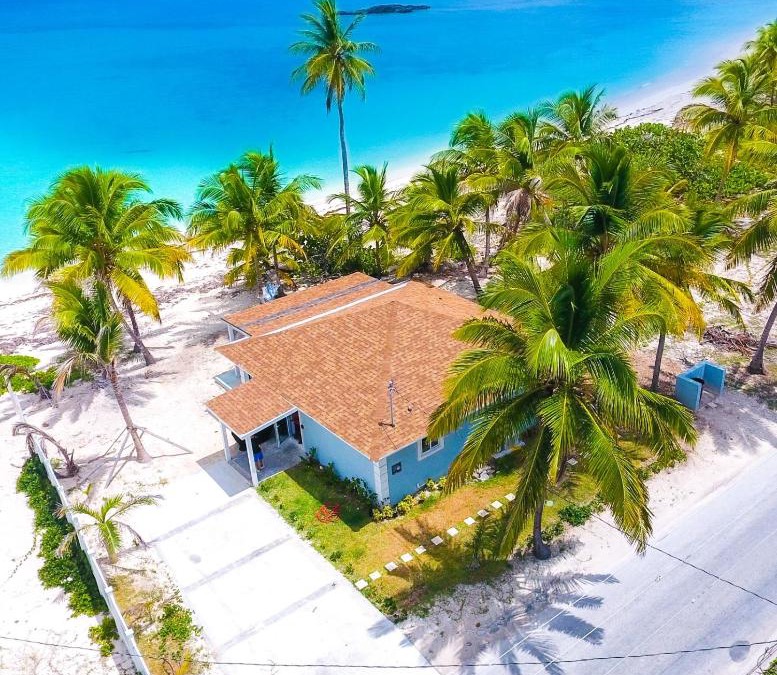 Tar Bay Apartment | Casa Del Marjorie 2 bedroom beach house, beach right at your door steps,