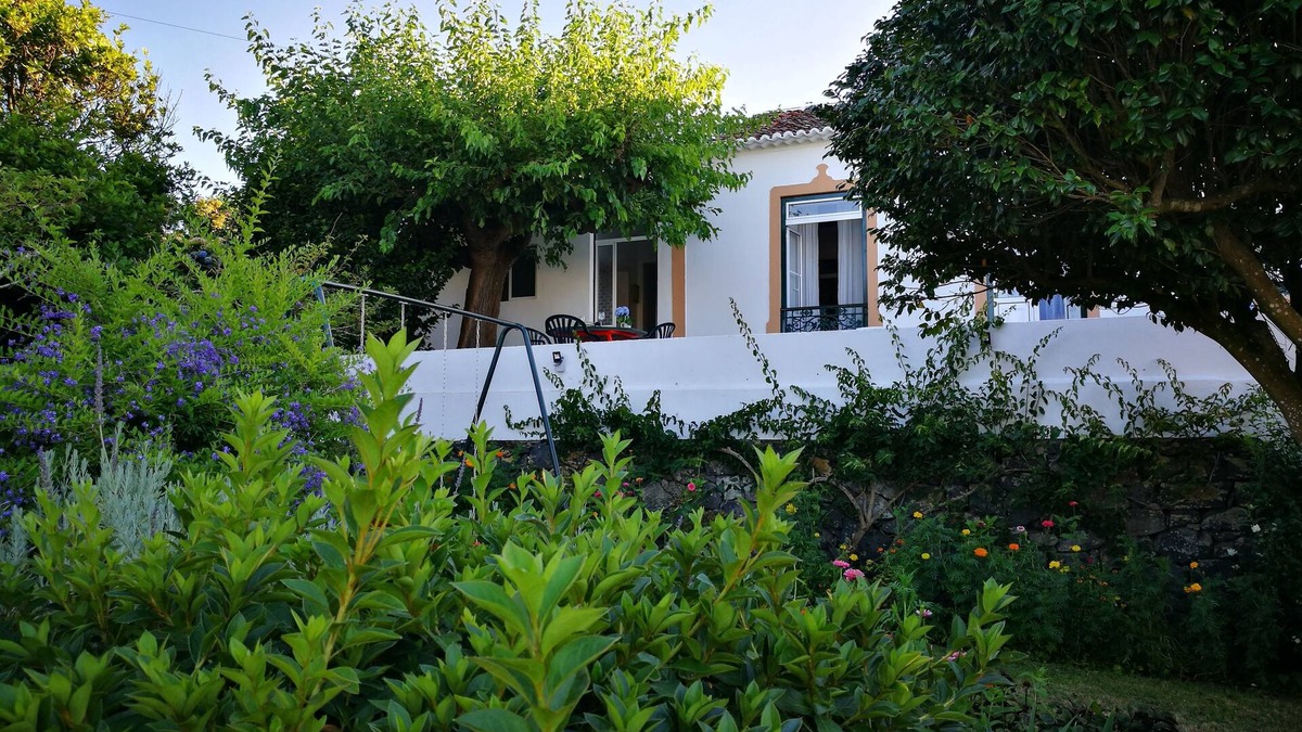 Angra do Heroismo House | Casa do Chafariz, a hideaway between green and sea