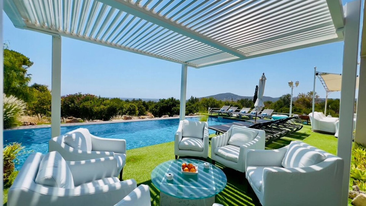 Estoi Villa | CASA DO LAGO, Charming,spacious Villa, with endless pool,& surrounded with lakes