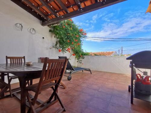 Atouguia da Baleia House | Casa do Terraço by Madrabica