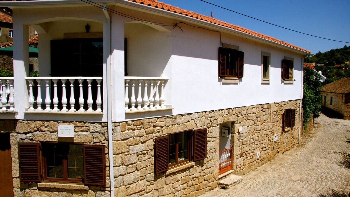 Fundao House | CASA DUAS FONTES - in the historic center of the village and next to the river pool