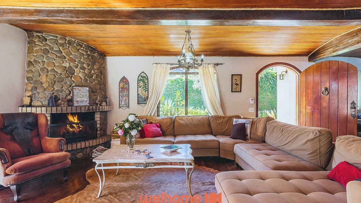 Jardim Andira House | Casa em Campos do Jordão com Varanda e Lareira