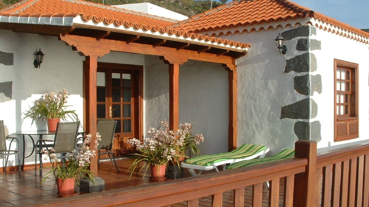 Los Quemados House | Casa los Viñedos (A) with views of the sea, the mountains and the volcanoes.