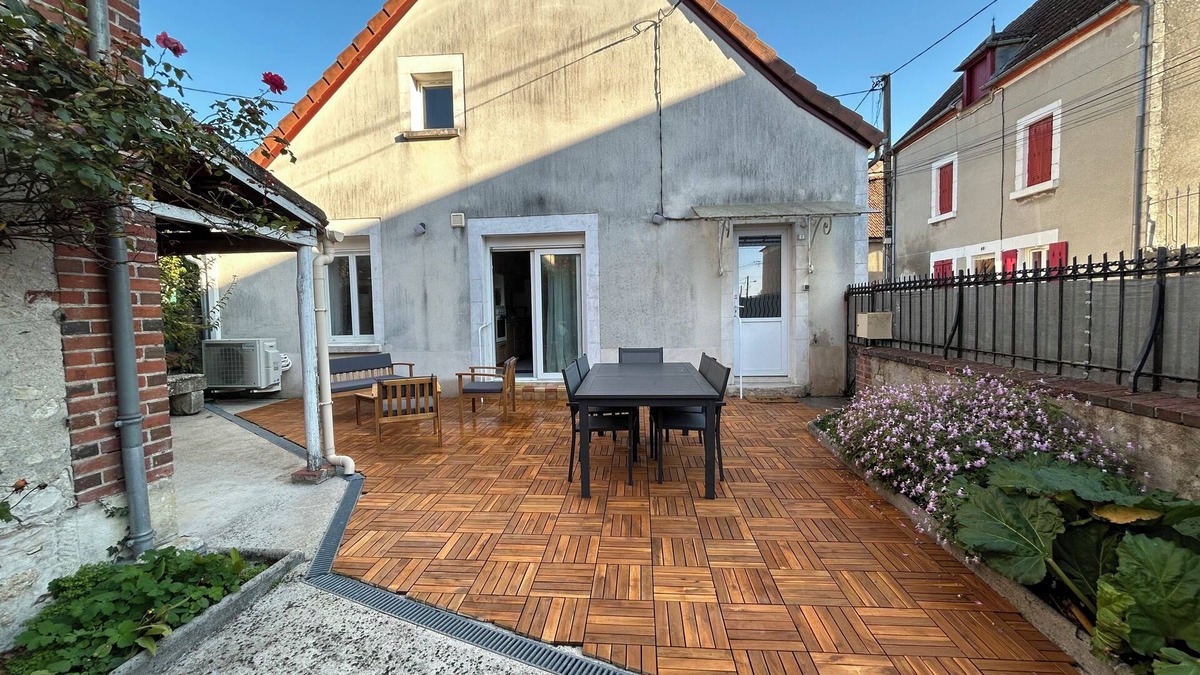 Saint-Satur House | Casa Eva: Sancerrois town house with courtyard, terrace and barbecue
