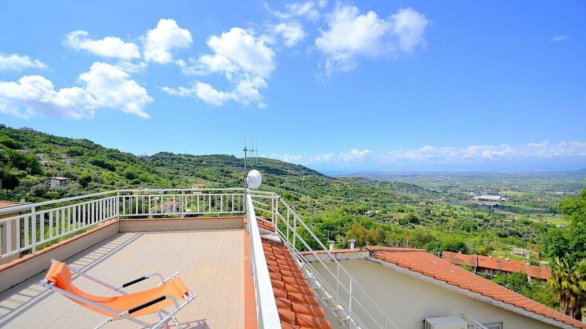 Ogliastro Cilento House | Casa Imma B: A welcoming apartment situated in a quiet location, a few minutes from the town center, with Free WI-FI.