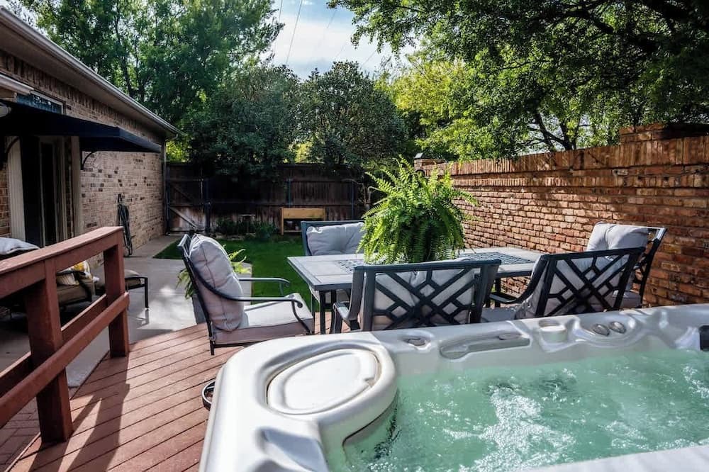 Amarillo House | Casa Italia Retreat Patio Dining & Comfort for 10