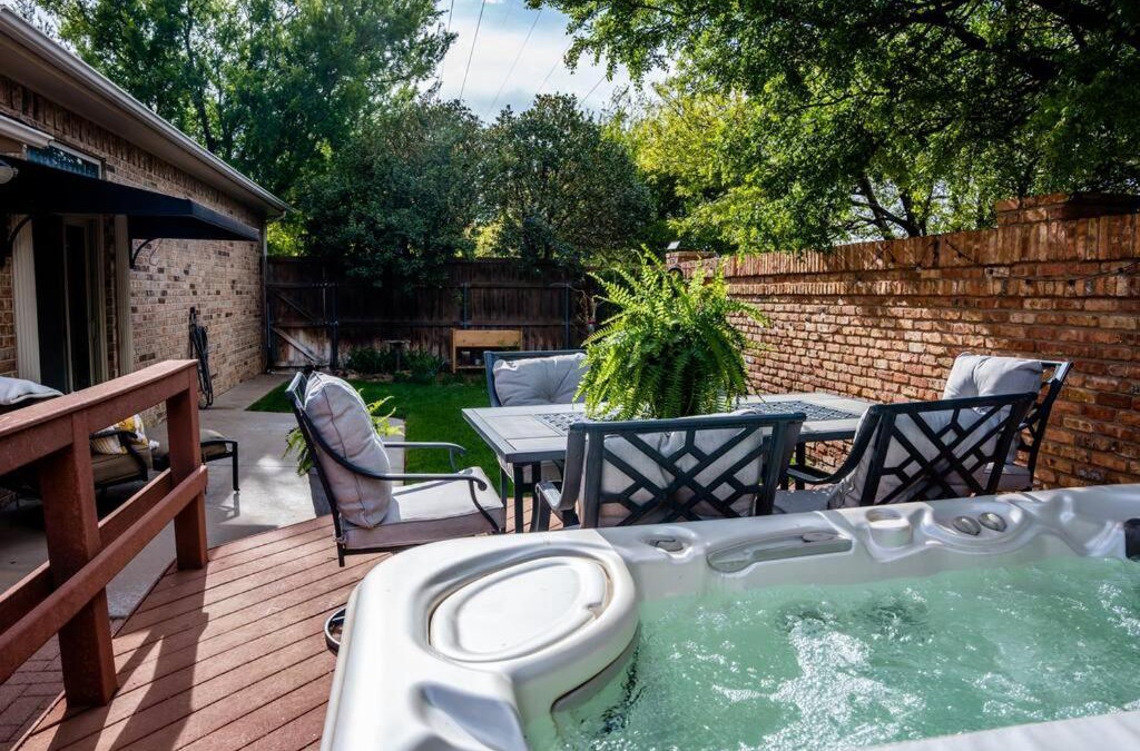 Amarillo House | Casa Italia Retreat Sleeps 10 with Hot tub for 6.