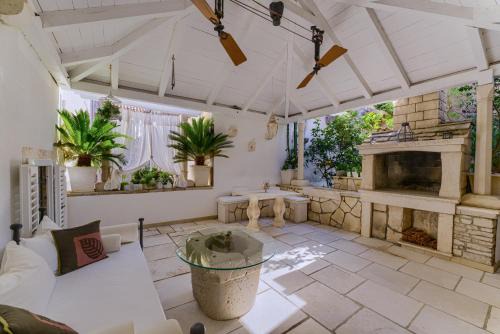 Cove Tri Zala (Zrnovo) House | Casa Katina