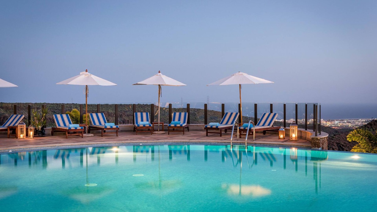 Monte Leon Hotel | Casa León Royal Retreat