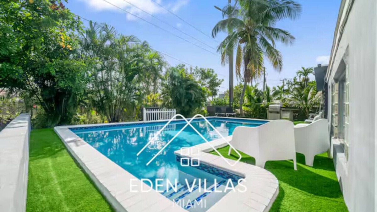 Hallandale Beach Apartment | Casa Luna | Tropical Pool | Minutes to the Beach