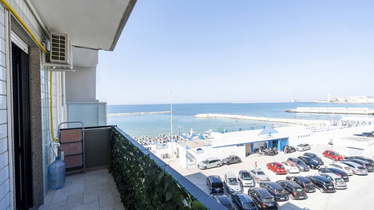 Municipio 3 Apartment | Casa Lungomare IX Maggio by Wonderful Italy