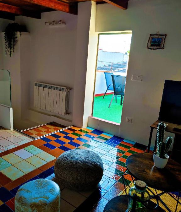 Villarejo de Salvanes Apartment | Casa Luzon, terraza-solarium con ducha y salon rustico