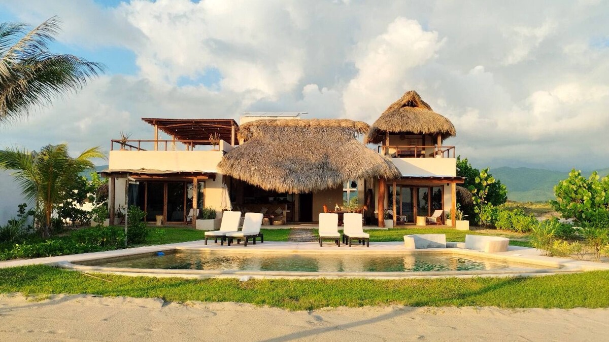 San Pedro Mixtepec Villa | Casa Lyuu - Tropical Beachfront Villa - Your Perfect Getaway in Puerto Escondido