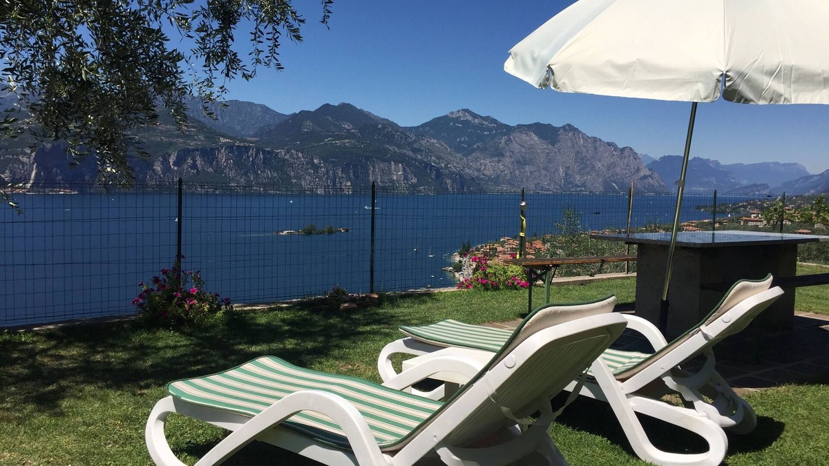 Castelletto Apartment | Casa Margherita Apartment n. 4 with garden and lake view