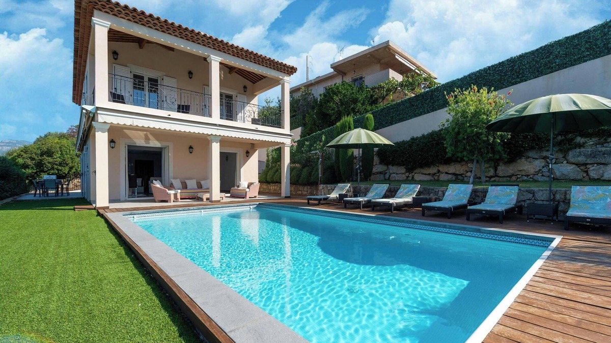 Montaleigne Villa | CASA-Mathilda luxueuse villa moderne avec piscine