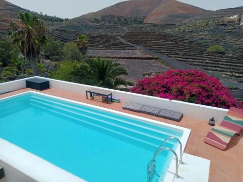 Tinajo Villa | Casa MaVi - Vineyard with heated pool