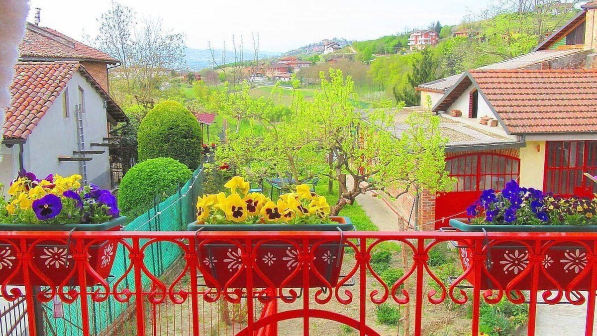 Govone House | Casa Menestrello B: A welcoming apartment situated in the Roero area of Piedmont, with Free WI-FI.