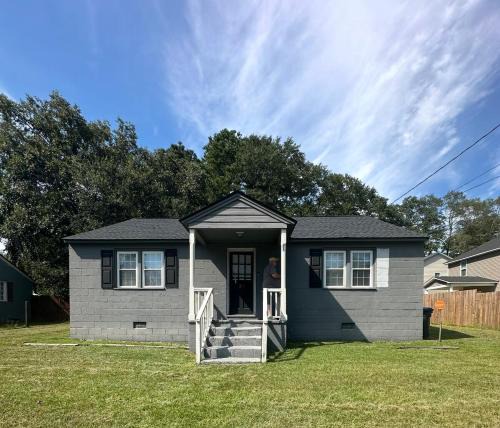 Raeford House | Casa Minimal Cottage Pet Friendly with Fenced Yard