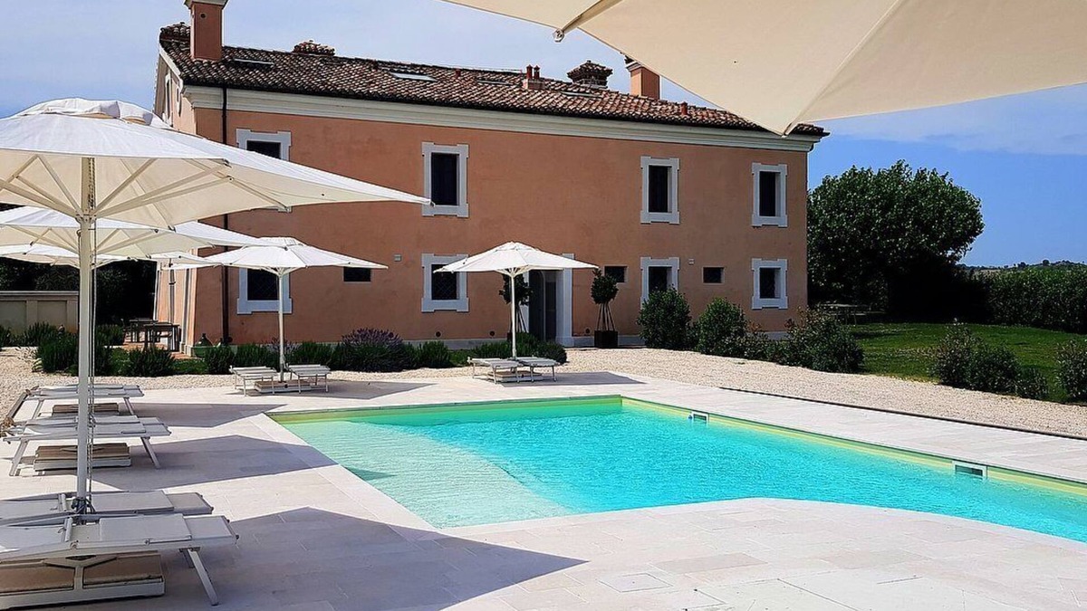 Monsano House | Casa Mortella B: A graceful apartment that is part of an ancient manor house, with Free WI-FI.