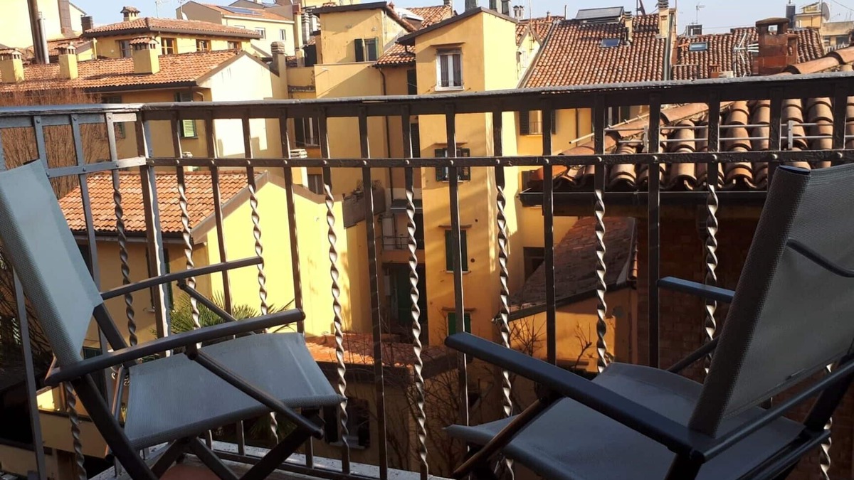 Historic Center Apartment | Casa nel Paradiso, apartment with balcony-historic center/Pratello